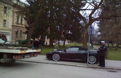 Crni Ferrari parkirao na glavnom trgu u Karlovcu 