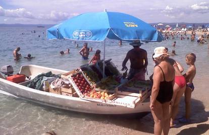 Čamcem obilazi plaže i turistima prodaje voće