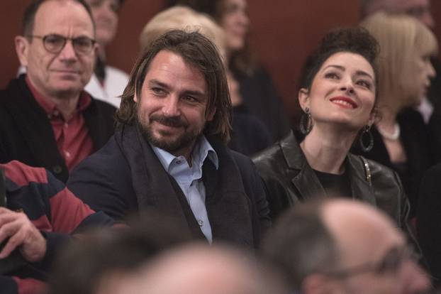 Varaždin: Nasmijani Zrinka Cvitešić i Niko Kranjčar na premijeri predstave "Majka hrabrost i njezina djeca"