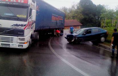 Opel Astrom podletjela pod kamion, lakše je ozlijeđena