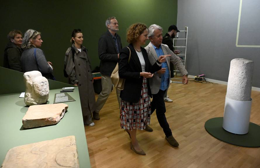 Zagreb: 1100 izlozba Hrvatskog Kraljevstva  u Klovicevim dvorima