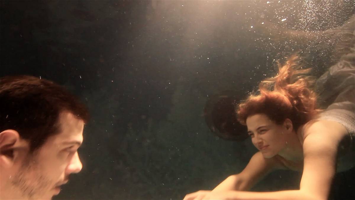 Doris je s mužem razmjenjivala strastvene poljupce pod vodom