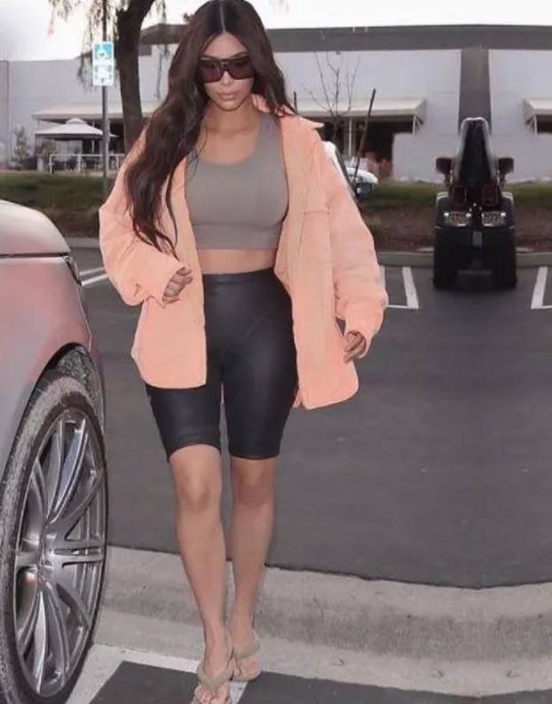 Bez pupka, imaju šest prstiju, a guze im 'krive'  zidove: Najveće Photoshop greške Kardashiana