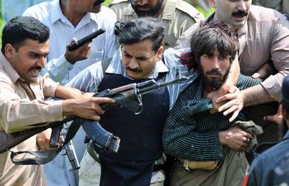 Pakistan: Maskirali su se u policajce i napali postaju
