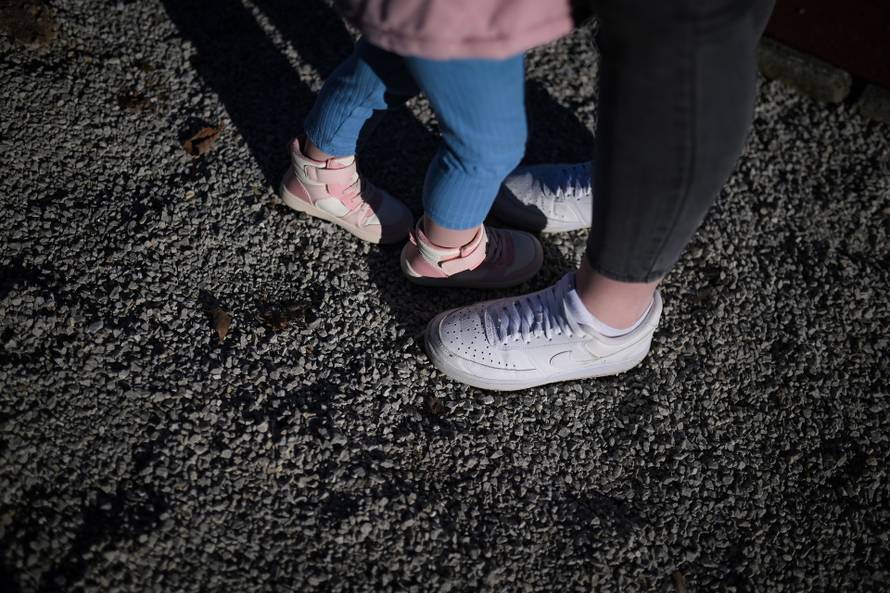 24SATA Zagreb: Reportaža s maloljetnim majkama koje žive u Nazorovoj s bebama