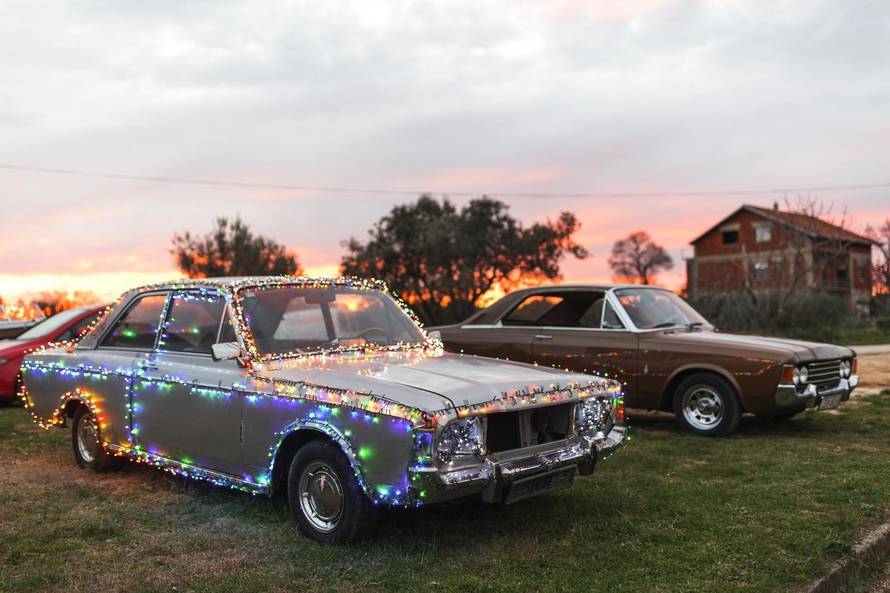 Božićni auto iz Sukošana: 'Svi se  dolaze slikati s našim Fordom'
