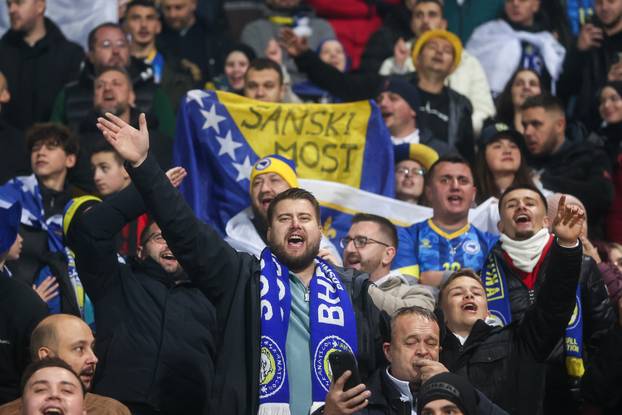 Tuzla: Navijači prate susret Bosne i Hercegovine i Rumunjske 