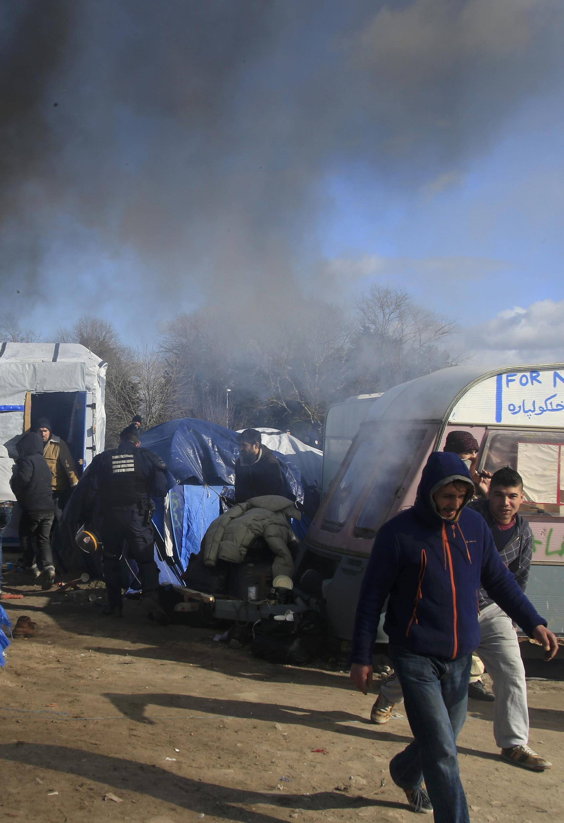 Kaotično u izbjegličkoj džungli: Kamp Calais nestaje u plamenu