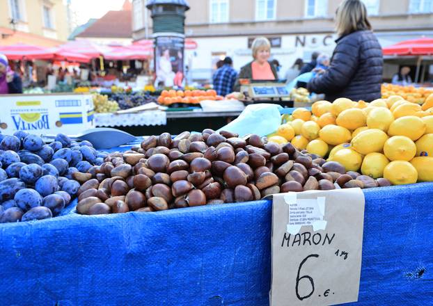 Zagreb: Na Dolac stigli prvi ovogodišnji kesteni, cijene su od 5 do 7 eura
