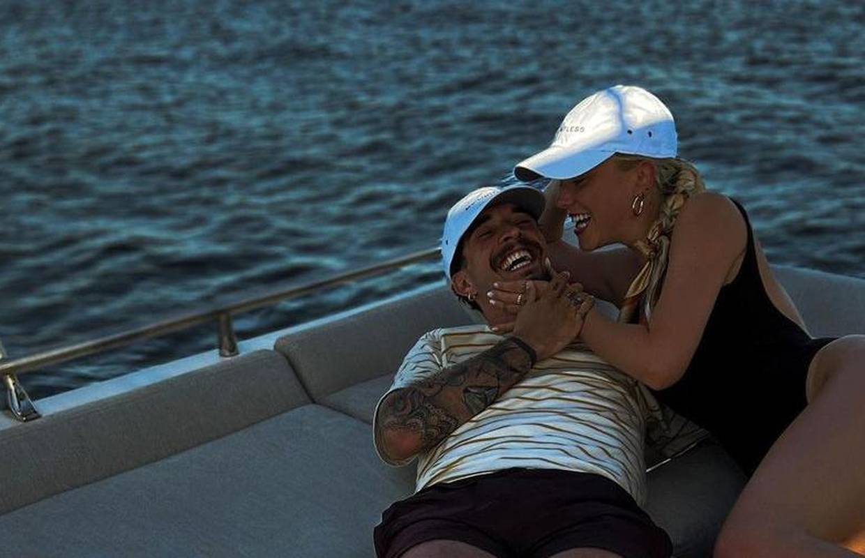 Slovenka Kaja Vidmar objavila je prvu fotku s Vrsaljkom, na jahti su izmijenjivali nježnosti