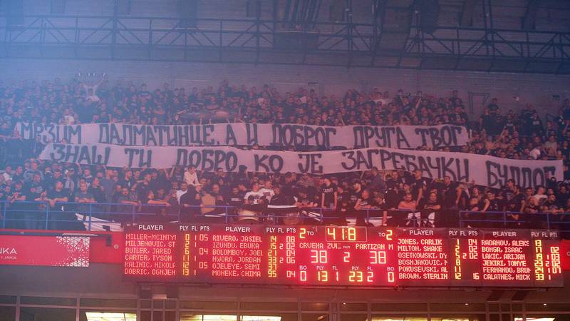 FOTO Makljaža u Beogradu: Curica u suzama, poruke 'Mrzim Dalmatince...' I to je košarka?!