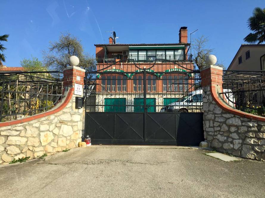 Brtonigla sablasno prazna, a ispred restorana gore lampioni