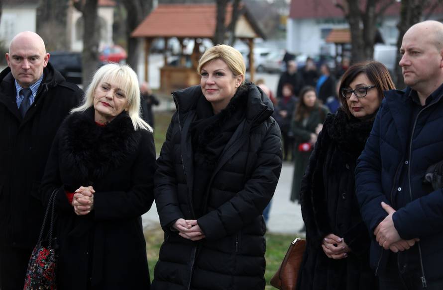 Kolinda polagala vijence, palila svijeće i slavila Novu godinu