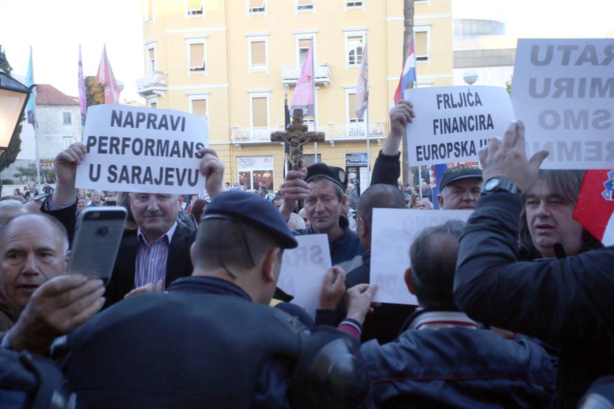 Policija izbacila HSP-ovce koji su ometali Frljićevu predstavu