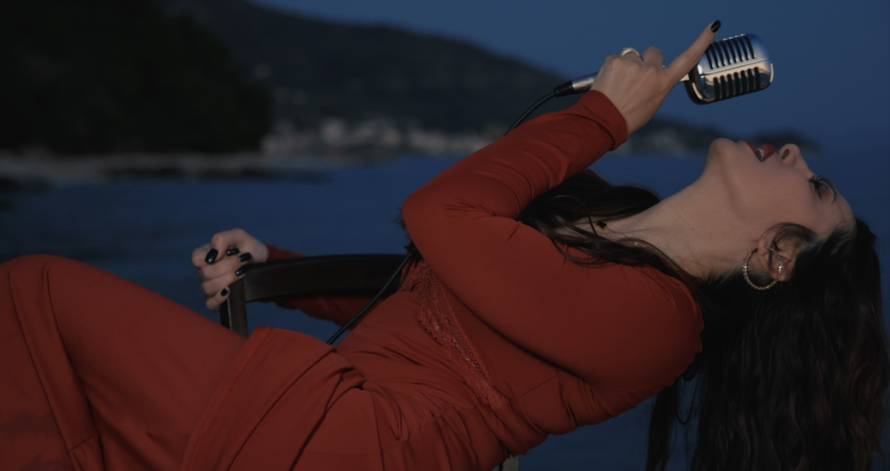 Žanamari u vrućem spotu! Nosi seksi čipkastu spavaćicu dok pjeva o povratku ljubavi