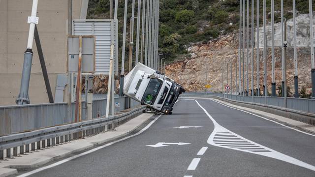 Dubrovnik: Jaka bura na mostu Franje Tuđmana prevrnula kamion