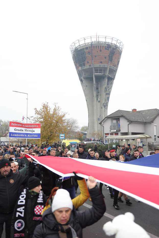 Vukovar: Kolona sjećanja prolazi pored Vodotornja