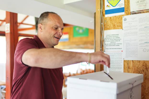 Zabok: Predsjednik SDP-a Siniša Hajdaš Dončić glasovao u drugom krugu lokalnih izbora