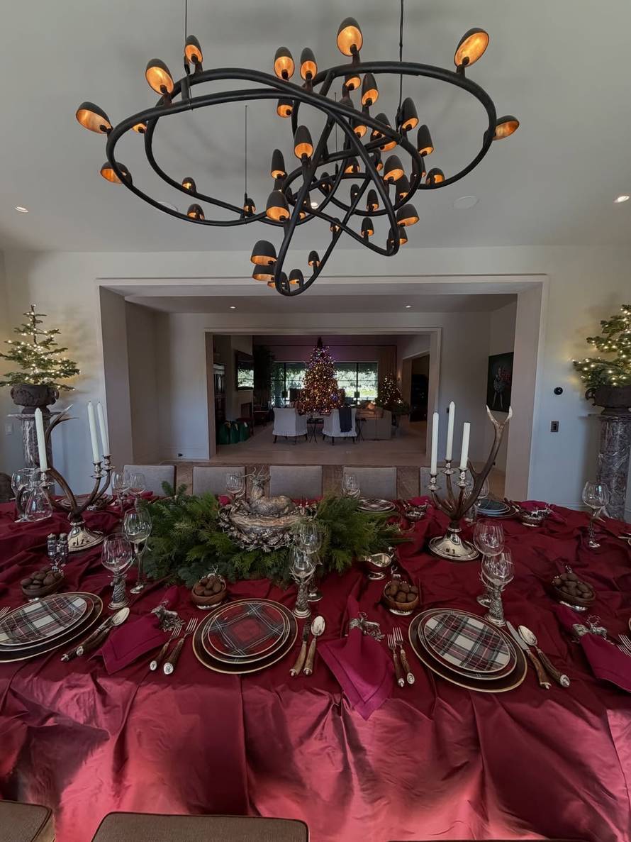 Kris Jenner (70) stisnula se uz 25 godina mlađeg partnera i odmah pokrenula raspravu...