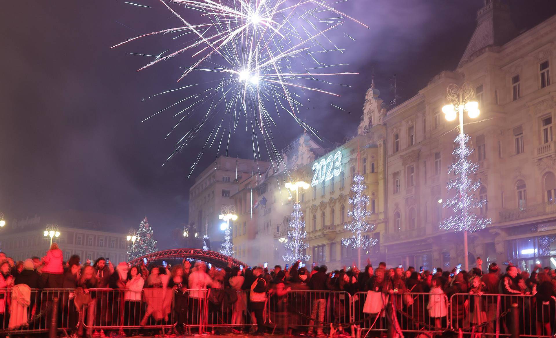 Zagreb: Konfetima umjesto vatrometa na Trgu bana Jela?i?a do?ekana Nova 2023. godina