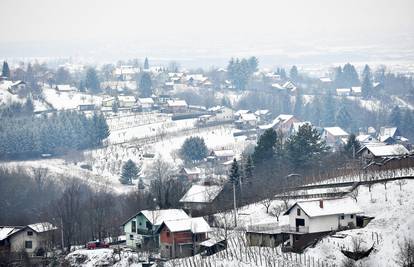 Pretežno oblačno, kiša na jugu, na kopnu susnježica i snijeg