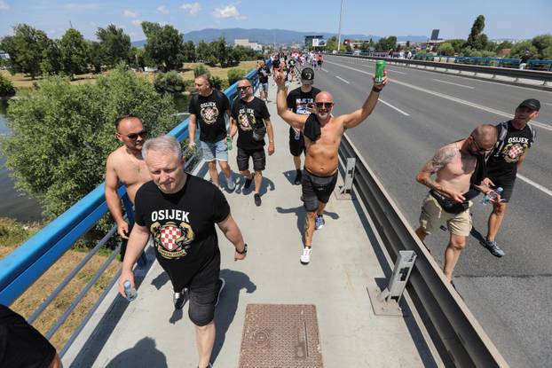 Zagreb: Tisuće fanova Thompsona prolazi Mostom mladosti koji je zatvoren za promet
