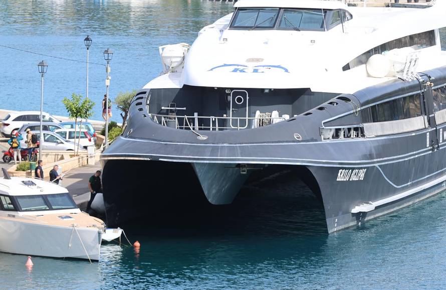 Policijski očevid u Milni nakon tragične pomorske nesreće u Splitskim vratima