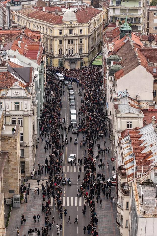 Sarajevo: Pogled iz zraka na povorku prema gradskom groblju Barama