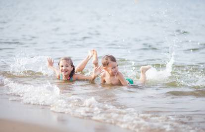 Smislila genijalan trik kako lako zabavljati djecu na plaži satima