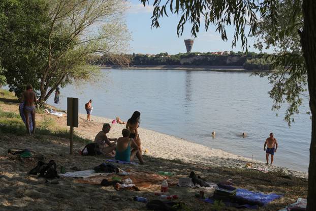 Vukovar: Građani iskoristili vruće ljetne dane za odmor na Vukovarskoj Adi 