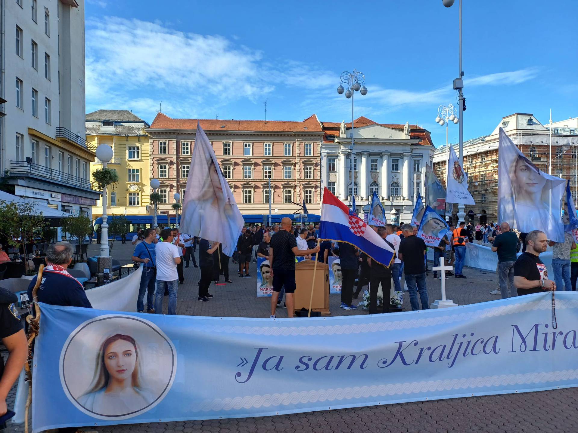 Klečavci opet na trgovima, mole za predbračnu čistoću i čednost