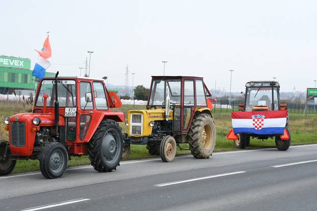 Kutina: Svinjogojci se traktorima okupili na prometnici, Tomislav Pokrovac obratio se medijima