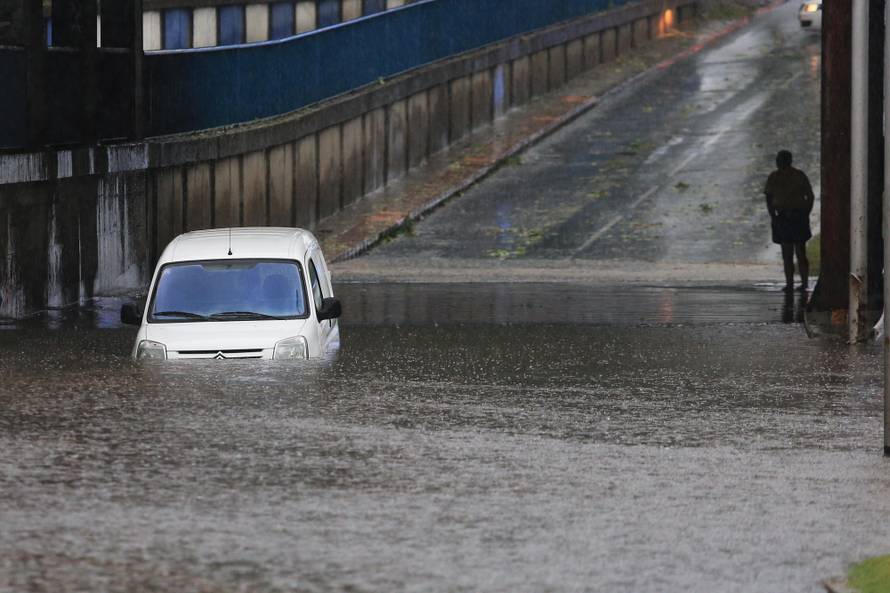 Nevrijeme rušilo stabla, nosilo krovove, kiša poplavila ulice