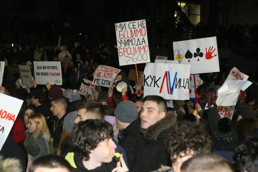 Ispred zgrade Radio Televizije Srbije (RTS) studenti prave buku za vrijeme Dnevnika RTS-a