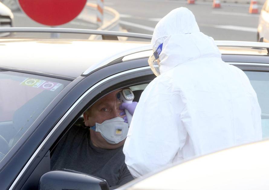 Kontrola zdravlja putnika na granici između Slovenije i Italije