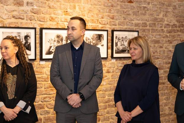 Osijek: Svečano otvorenje izložbe fotografija fotoreporterke Pixsella Emice Elveđi "Srce za Afriku"