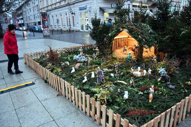 FOTO Ove detaljno izrađene jaslice uljepšale su blagdanski ugođaj u Slavonskom Brodu