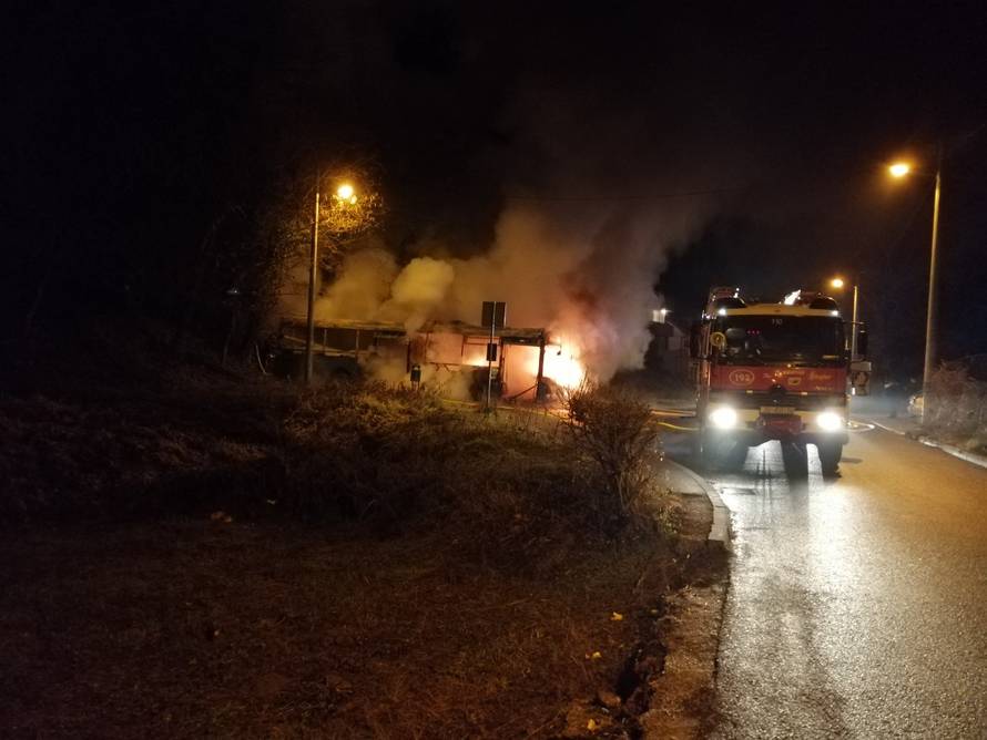 Na Šestinama je izgorio bus ZET-a: Vozač se nagutao dima