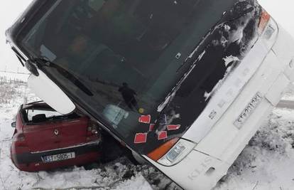 Opasan snijeg: Bus je sletio s ceste i prikliještio automobil