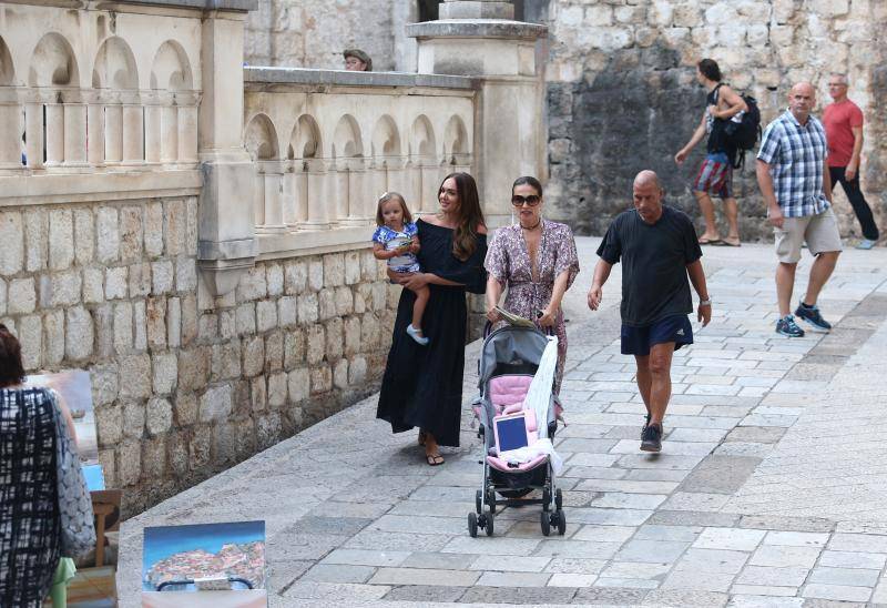 Prošetale Dubrovnikom: Baka Slavica unuci je kupila igračku