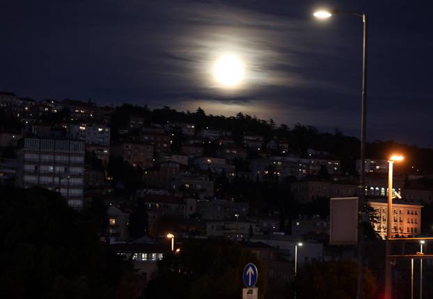 Rijeka: Pun mjesec nad gradom