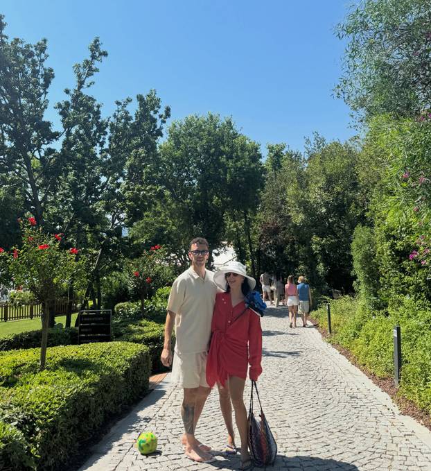 FOTO Ljubav iz školskih klupa: Gospođa Perišić slavi rođendan, a Ivanu je najveća podrška...