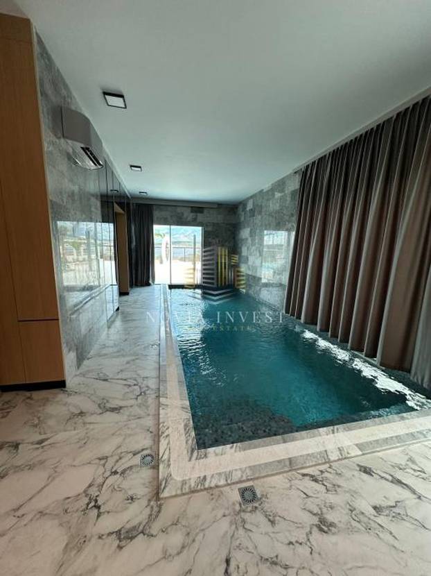 FOTO Luksuzni spektakl! Što mislite koliko stoji ova vila prvi red do mora u Novigradu?