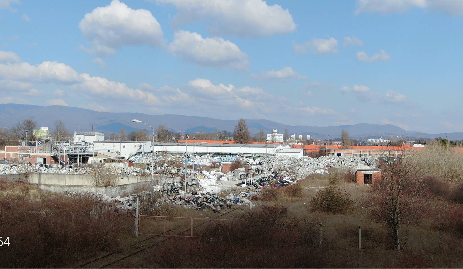 Odlagalište kod Siska gorjet će danima: 'Gore tone plastike, pomakneš hrpu ona opet gori'