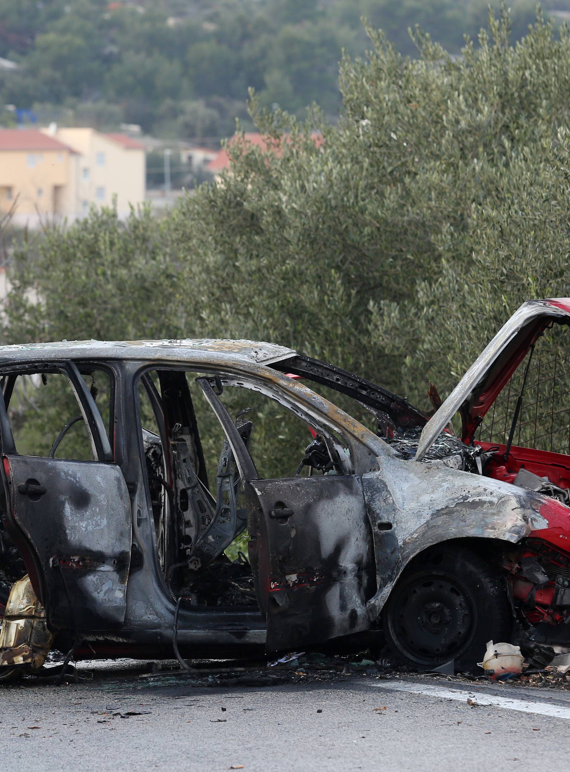 Strašan prizor u Tisnom: Auto završio u zidu pa cijeli izgorio