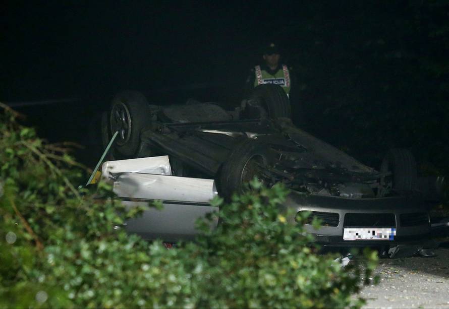 Opet tragedija: Autom sletio s ceste, poginula su dva mladića