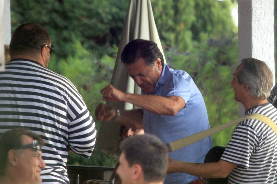 ARHIVA - 2010. Hvar: Nakon Dinamovog poraza Zdravko Mami? iz sveg glasa pjevao dalmatinske pjesme