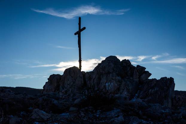 Park prirode Blidinje i zaleđeno jezero tijekom sunčanog zimskog dana