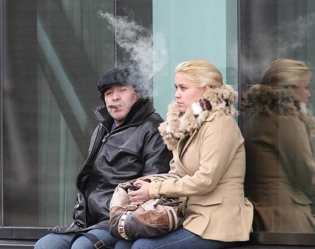 Manchester: Diego Maradona s cigarom odmara u centru Manchestera