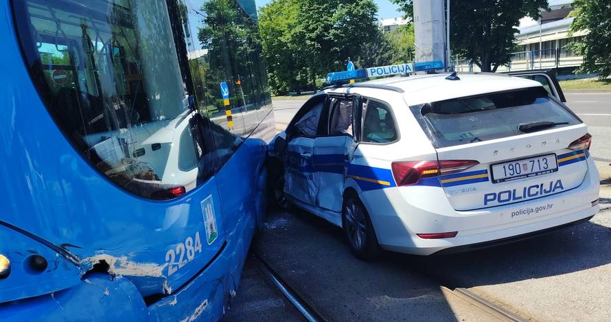 DRAMA NA JARUNU Sudar policijskog auta i tramvaja koji je iskočio: 'Putnici su vrištali'